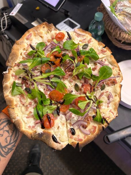 Speck, Zwiebel,Feldsalat,Tomaten, Kürbiskerne und ein Balsamico Topping